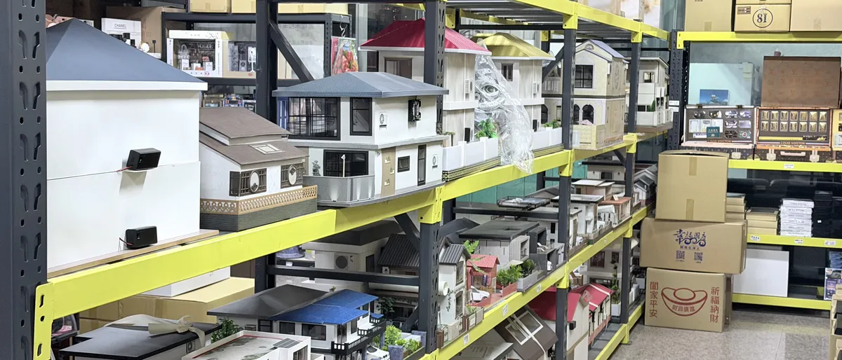 陳振芳香舖店內實景：紙紮屋與香品區