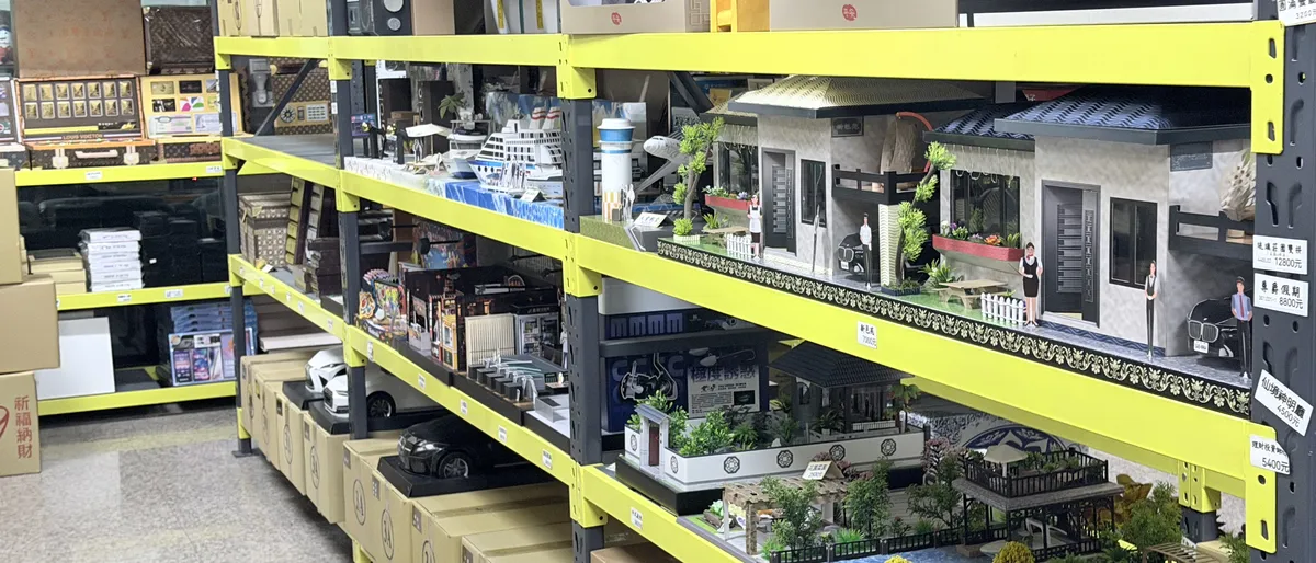 陳振芳香舖店內實景：情境紙紮陳列